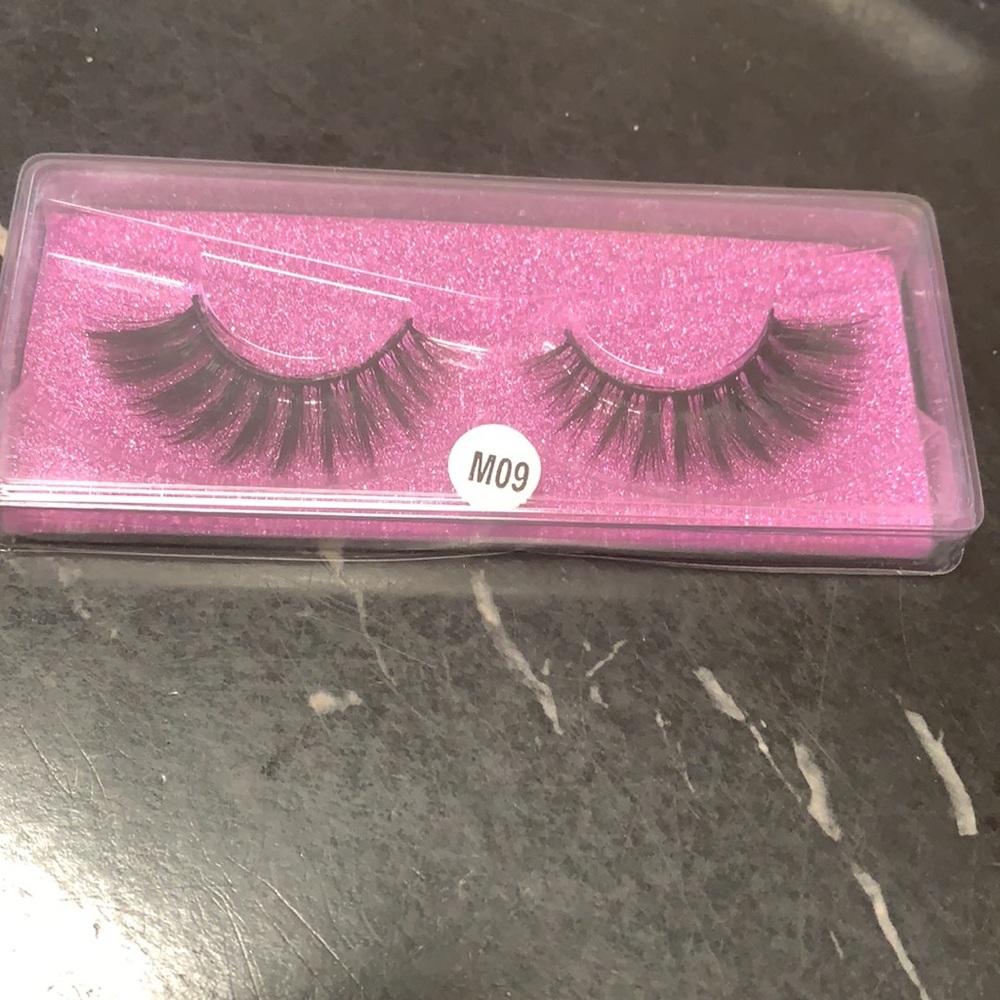 Lashes - Picture 4 of 17